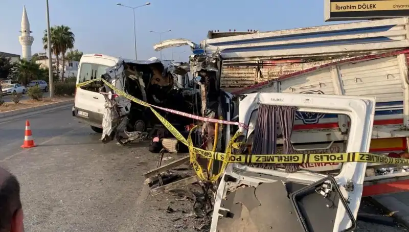 Mersin'de Tatil Yolunda Facia: İki Ölü, 10 Yaralı