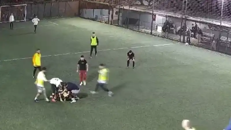 İki Ayrı Halı Sahada Üzücü Olay: İki Kişinin Ani Ölümü