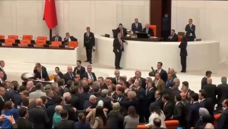 Meclis’te Şaşırtan Kavga: Emekli İkramiyesi Krizi Patlak Verdi