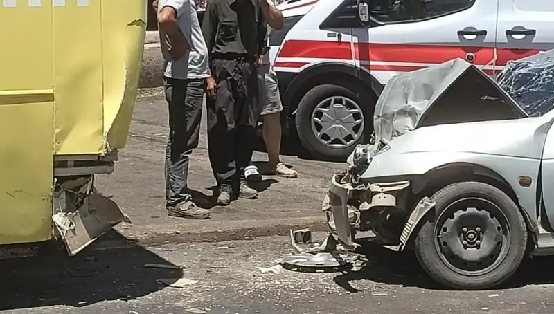Halk Otobüsü ile Otomobil Çarpıştı: İki Yaralı, Kaza Anının Detayları Ortaya Çıktı