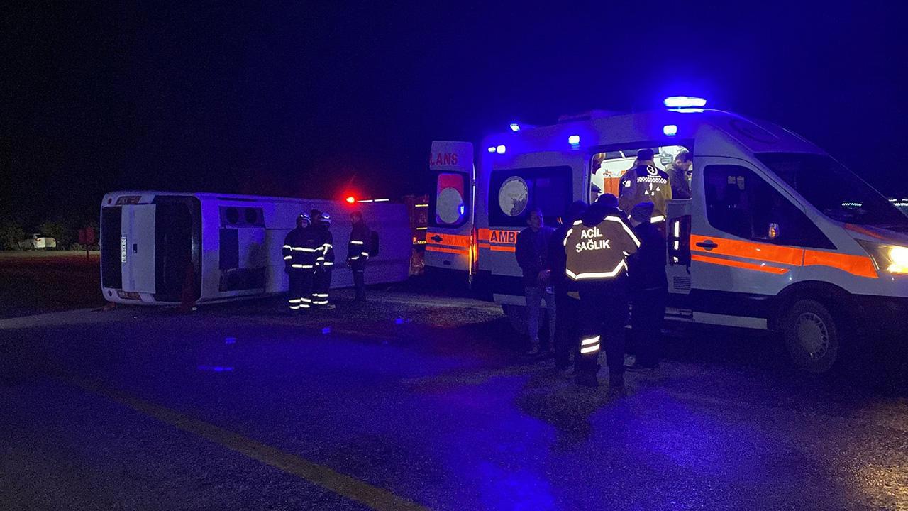 Midibüs Devrildi: Cenazeye Gidenleri Taşıyan Araçta 24 Yaralı Var.