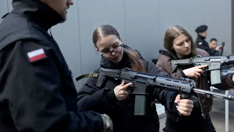Polonya'da Savaş Hazırlıkları: Siviller Askeri Eğitime Katıldı