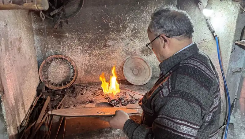 Baba Mesleğini 20 Metrekarelik Dükkanda Yaşatıyor: Aile Geleneği Sürdürülüyor