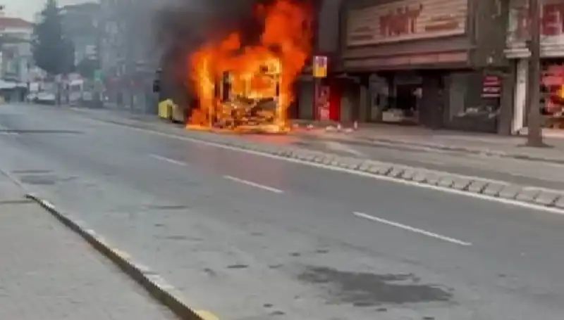 Ümraniye’de Yangın Korkusu: Aniden Alev Alan Bir Bina!