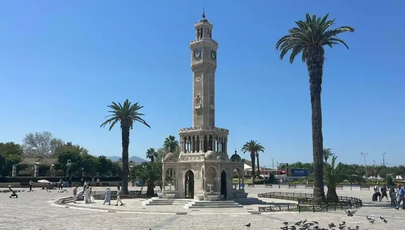 İzmir Sıcakları: 42 Dereceyi Gören Şehirde Hayat Durma Noktasına Geldi!