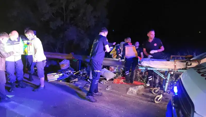 Gün Ortasında Minibüs Kazası: Yoldaşlar Savruldu, Yaralılar Var