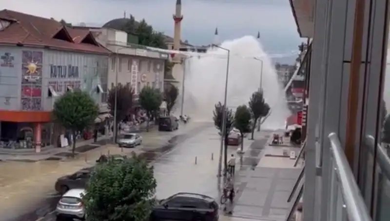 İçme Suyu Hattı Patladı: Şehirde Su Fışkırması Halkı Şaşırttı