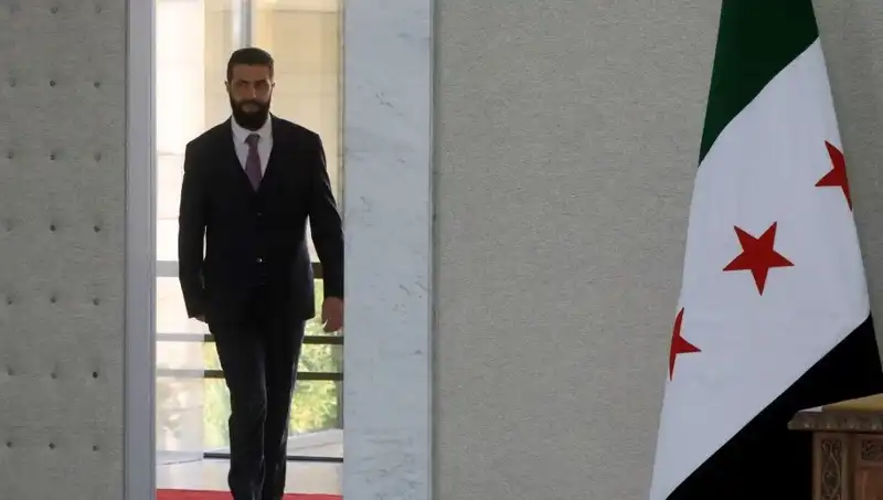 Paris'te Şara-Macron Zirvesi: Fransa Suriye'nin Yeniden İnşasına Destek Veriyor