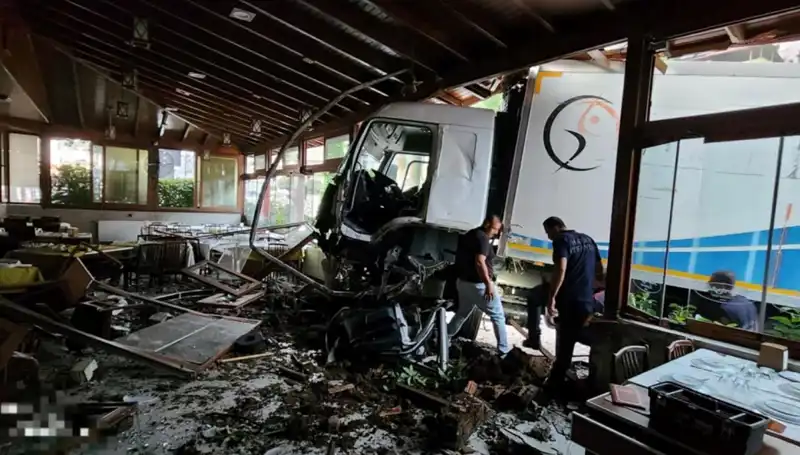 Freni Boşalan Kamyon, Restorana Daldı: Şok Eden Anlar!