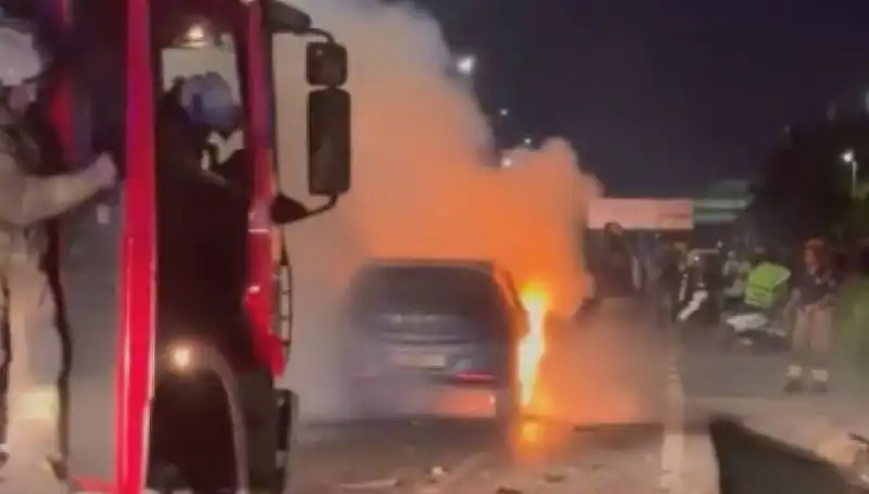 Otoyolda Bariyerlere Çarpan Araç Alev Alev Yandı: Kazanın Ayrıntıları