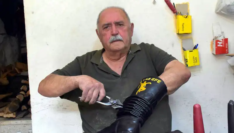Tireli Hasan Usta, 64 Yıllık Tecrübesiyle El Sanatlarına Hayat Veriyor