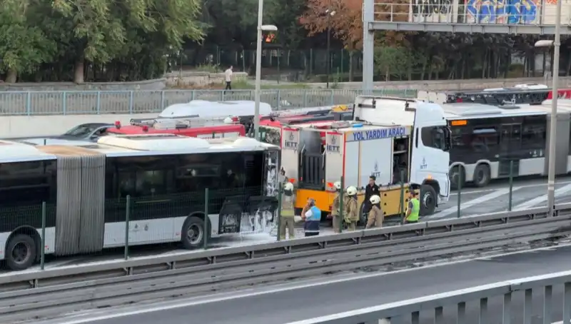 İstanbul'da Metrobüs Yangını: Trafik Kargaşası ve Yolcu Panikleri