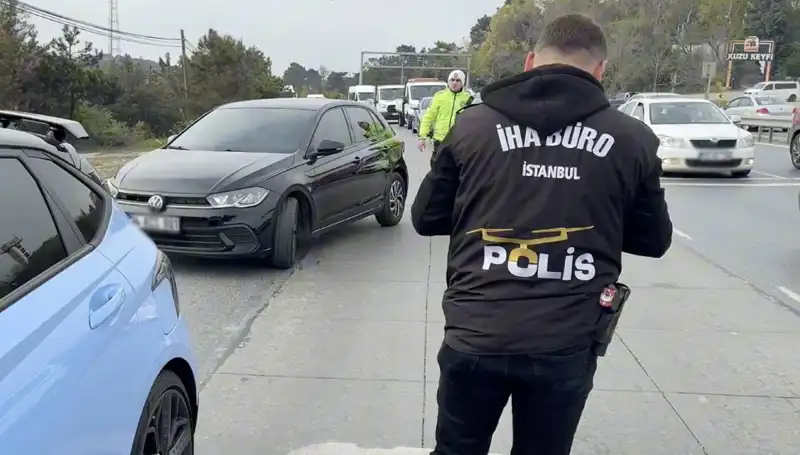 Emniyet Şeridini İhlal Etti, Suçunu Yolda Buldu: Sıra Dışı Bir Olay