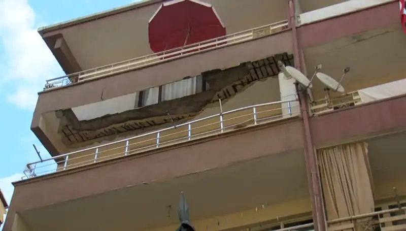 Güngören'de Korku Dolu Anlar: Beş Katlı Binanın Balkonu Neden Çökmüş Olabilir?