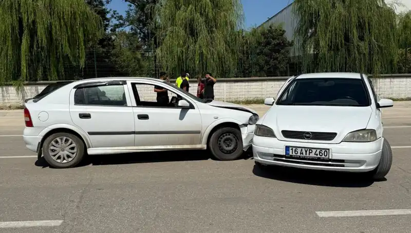 İki Otomobilin Çarpıştığı Kaza: Yaralılar Hastaneye Kaldırıldı
