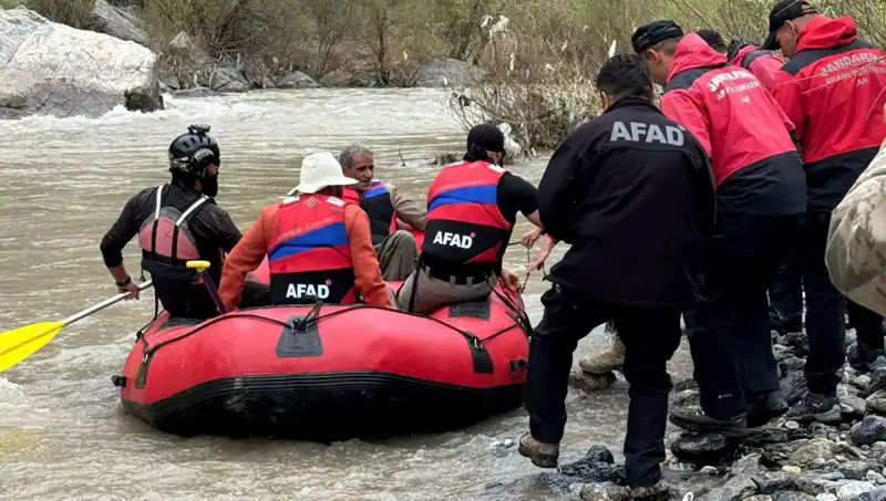 Zap Suyu Kenarında Mahsur Kalan 4 Kişi Kurtarıldı, Ayrıntılar Şok Edici!