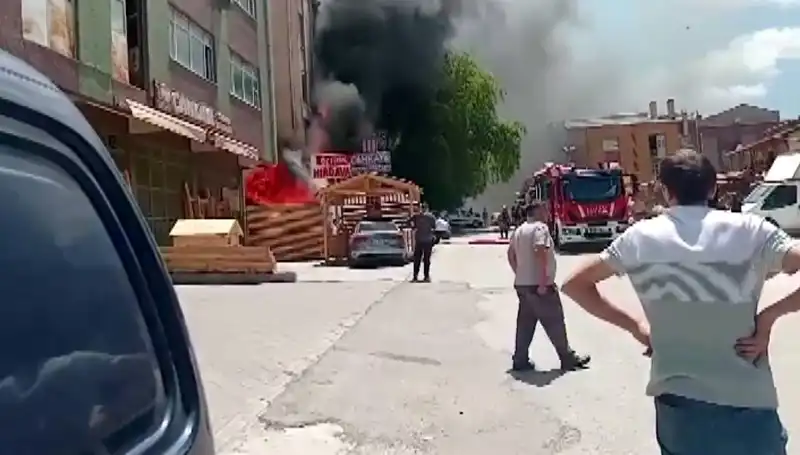 Ankara'da Ticaret Hayatını Tehdit Eden Yangın: İş Yerleri Alev Alev Yandı