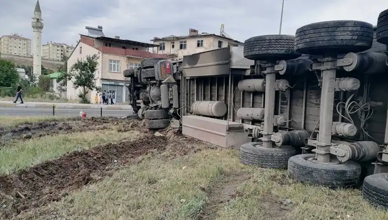 Erzurum’da Freni Boşalan TIR’ın Neden Olduğu Kaza, Büyük Paniğe Neden Oldu