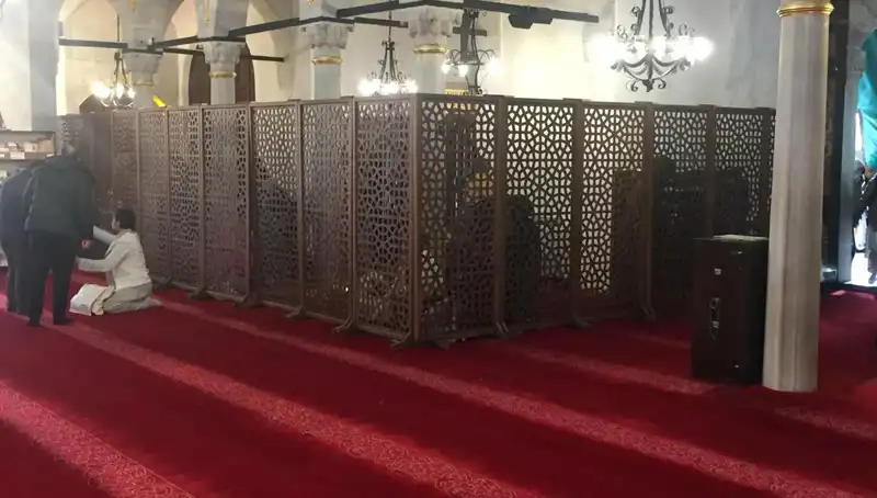 Kadın-Erkek Teravih Namazında Yan Yana İddiası: Gerçek Mi, Efsane Mi?